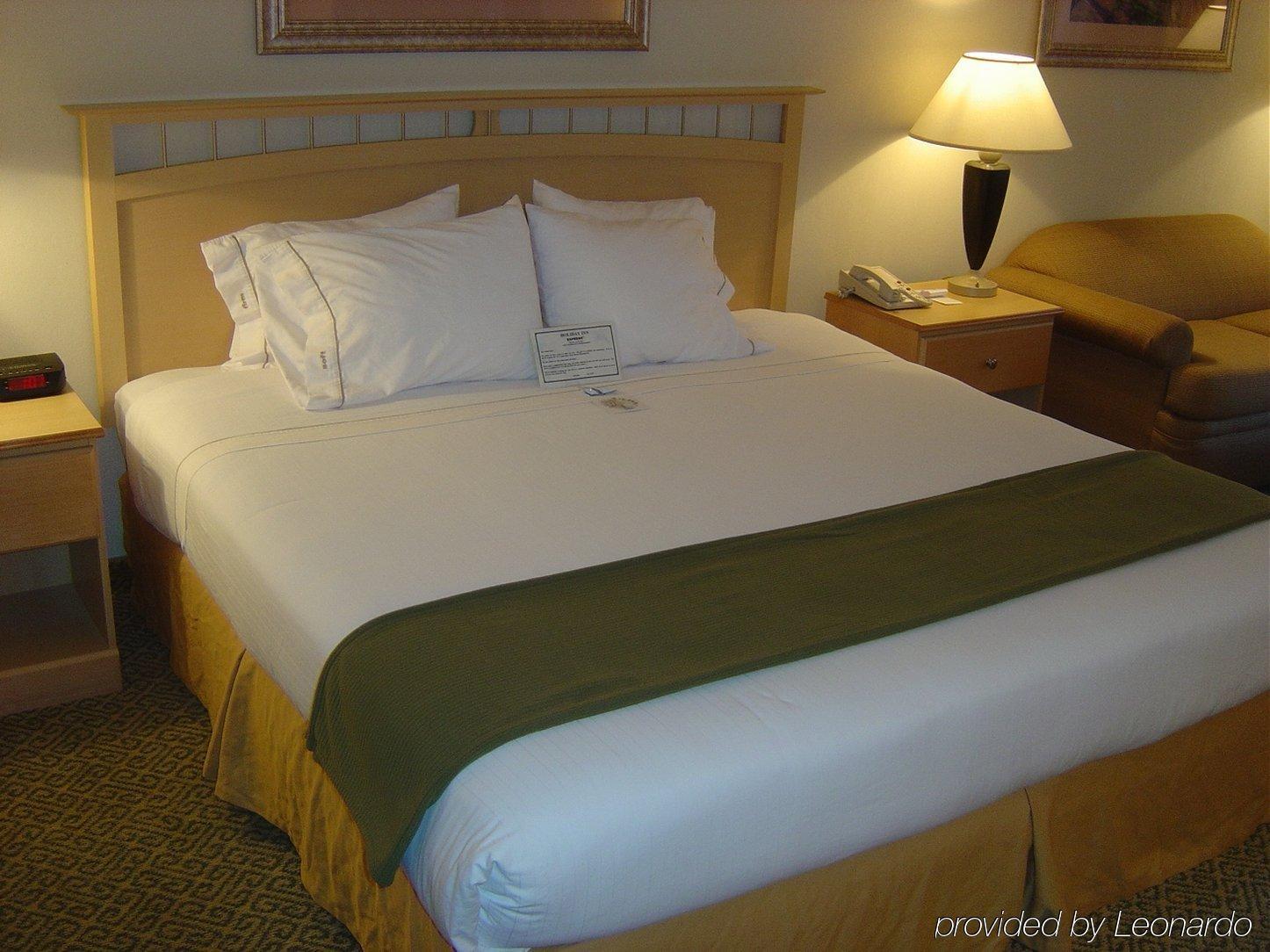 Holiday Inn Express Hotel & Suites Raleigh North - Wake Forest By Ihg Rum bild