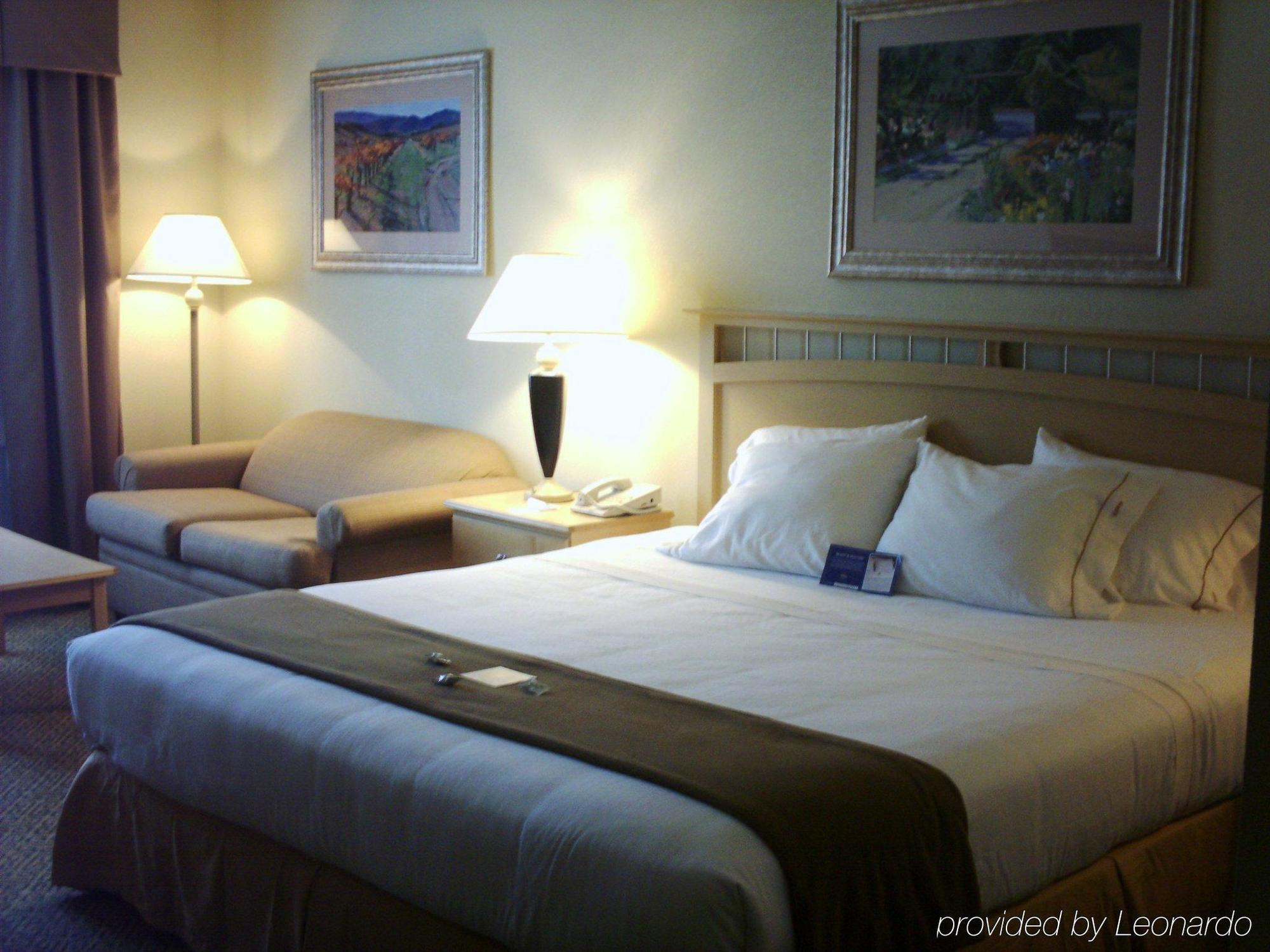 Holiday Inn Express Hotel & Suites Raleigh North - Wake Forest By Ihg Rum bild